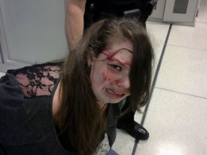 Hannah, disabile e malata di cancro picchiata in aeroporto dagli agenti della sicurezza