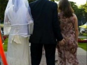 Sposo si apparta con la testimone dopo le nozze, festa finisce in rissa a Caltanissetta
