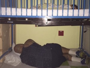 Si addormenta sotto la culla del figlioletto malato in ospedale, pap? commuove il web