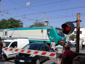 Sfiorata un?altra tragedia in Puglia: auto intrappolate a un passaggio a livello