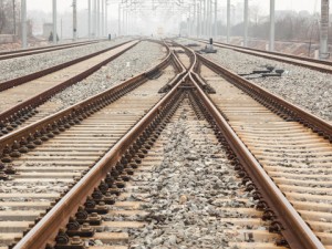 Fanno sesso nudi e ubriachi sui binari, il treno passa e decapita la donna