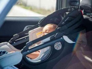 Morta bimba dimenticata in auto. La mamma: 