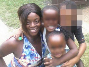 Annega i figli nella vasca da bagno e li seppellisce in giardino Annega i figli nella vasca da bagno e li seppellisce in giardino