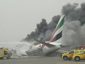 Aereo in fiamme a Dubai dopo atterraggio di emergenza: 