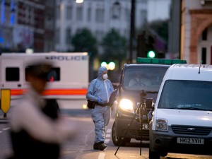 Londra, attacco con coltello in pieno centro: una donna uccisa, sei feriti