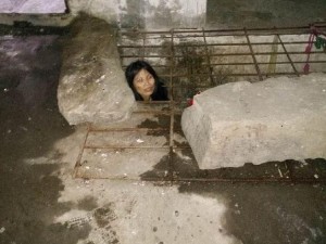 Ha problemi mentali, la famiglia la costringe a vivere in una gabbia