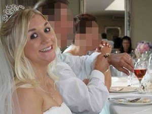Il marito la lascia, vende abito da sposa su ebay: riceve offerta da 65mila sterline