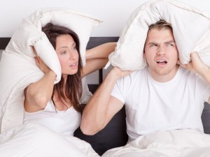 Donna fa sesso troppo rumoroso: i vicini la minacciano. Lei: 