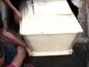 Sente delle grida dalla tomba della fidanzata e la disseppellisce: 