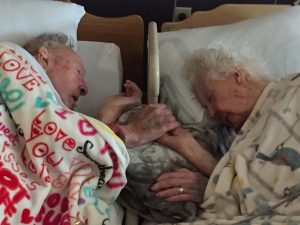 Donna di 97 anni sta morendo: il marito le stringe le mani nelle ultime ore di vita