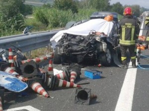 Schianto in A14 tra auto e camion dell'Anas: morti madre e padre, grave bimbo di 6 anni