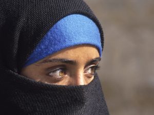 Donna incinta presa a calci: perde il bambino: 