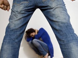 Le due ragazze ospitate con couchsurfing non vogliono fare sesso: le manda in ospedale