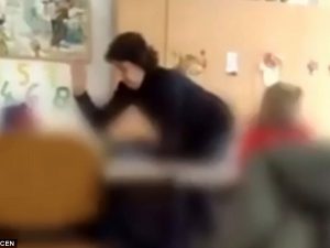 Maestra d'asilo picchia i bimbi: sospesa. 