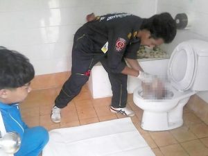 Il corpo di un bambino nato prematuro trovato in un water