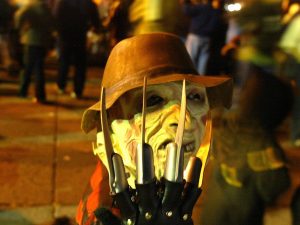 Halloween, panico a una festa in Texas: vestito da Freddy Krueger spara a cinque persone