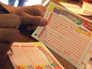Convinto di aver vinto 18 milioni al Superenalotto, perseguita bariste: arrestato