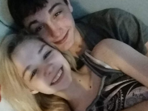 Pubblicano un selfie sorridenti su Facebook, poi si suicidano: avevano 16 anni