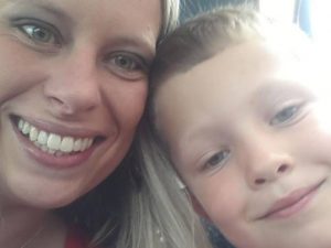 Il figlioletto muore in un incendio, due settimane dopo la mamma si toglie la vita
