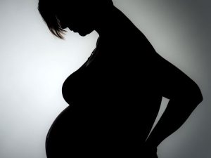 Violenta la fidanzata incinta che sta per partorire: 