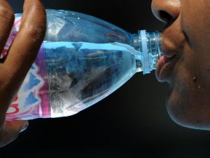 Beve 8 litri di acqua al giorno per una dieta, donna rischia di morire a Catania