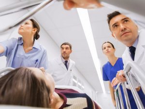 Peto durante l'intervento all'utero in ospedale: donna resta gravemente ustionata