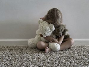 Il figlio di 9 anni violenta bimba di 3 anni. La madre la uccide: 