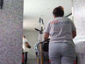 Partorisce un bambino e lo uccide nel bagno dell'aeroporto: arrestata