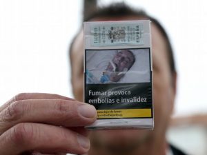 Si riconosce sul pacchetto di sigarette e fa causa all'Ue: 