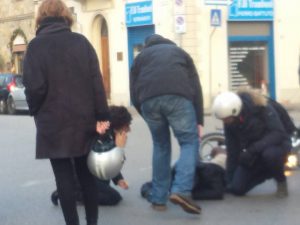 Firenze, Agnese Renzi investe un motociclista con il suv