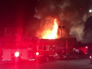 California, incendio durante concerto: almeno nove morti, numerosi dispersi