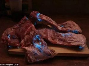 Si alza nel cuore della notte e scopre che le sue costine di maiale sono diventate blu
