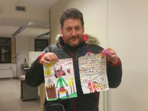 Lettera di Natale vola con un palloncino per 400 km. La trova un autista: ?Mander? i doni?