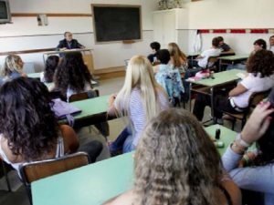 Bimba sviene in classe davanti ai compagni di scuola: 