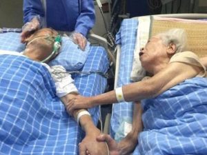 L'emozionante ultimo saluto di un uomo alla moglie, l'ultimo desiderio era di rivederla