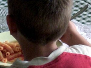 Scivola in casa e si taglia la gola sul coccio del piatto: muore bimbo di tre anni