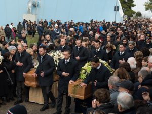 Rigopiano: il piccolo Edoardo in prima fila ai funerali dei genitori Nadia e Sebastiano