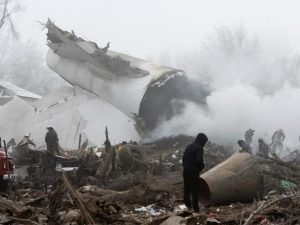 Precipita aereo di una compagnia turca: 37 morti, sei bimbi tra le vittime