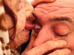 La donna che usa la lingua per estrarre corpi estranei dagli occhi dei suoi pazienti