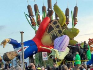Carro del Carnevale di Follonica capovolto (Facebook).