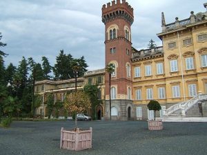 Crolla cornicione nel cortile, muore bimba di 7 anni