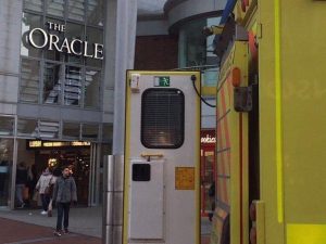 Bimbo di 10 anni resta schiacciato da un mobile in un centro commerciale e muore