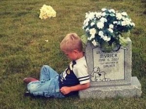 A 5 anni va sulla tomba del fratello gemello per raccontargli il primo giorno di scuola