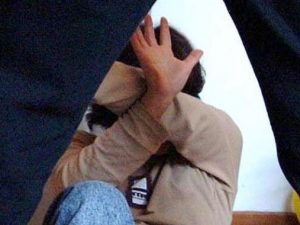 A 16 anni dice di essere lesbica, padre la stupra: 