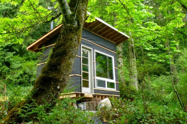 Meno di 500 euro per una casa: ecco labitazione fatta di materiali ... Come costruire una casa in miniatura