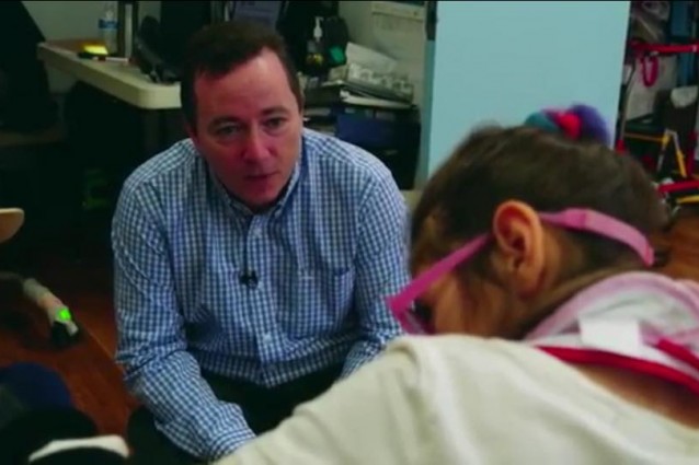 Sarah ha un trauma cerebrale, il papà apre una scuola per bimbi come lei (VIDEO).