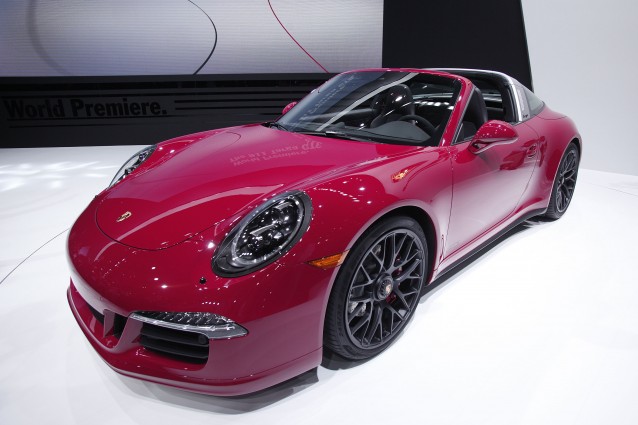 Il marito la tradisce da 25 anni e lei si vendica vendendo la sua Porsche.