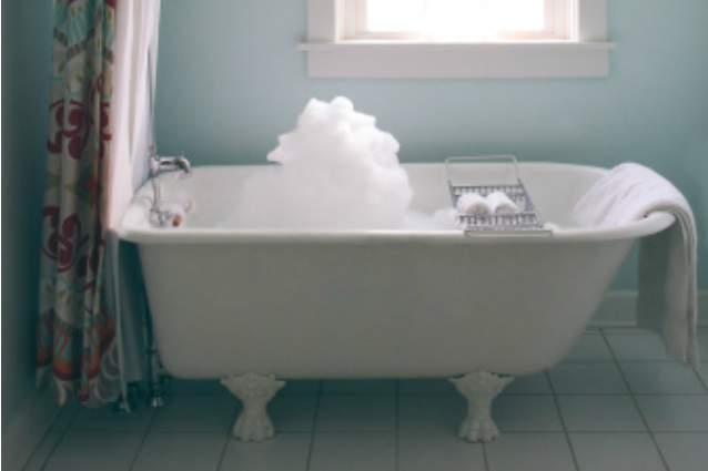 Era troppo grassa per fare il bagno, perde 100 chili e torna a vivere.