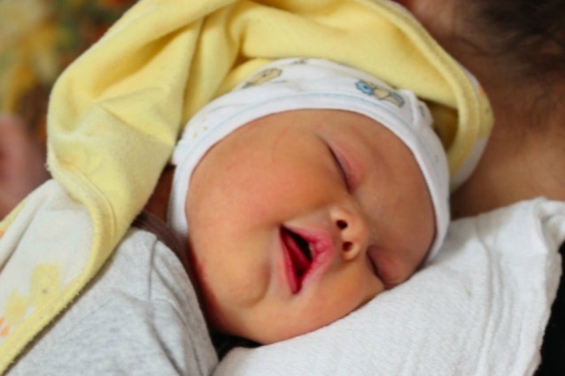 La madre abbandona il neonato perchè Down, il papà lo salva e decide di tenerlo.