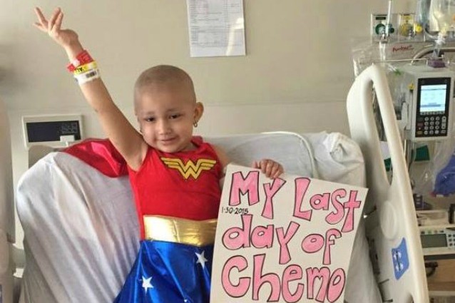 Ha 3 anni ed è guarita dal cancro: festeggia vestendosi da Wonder Woman.